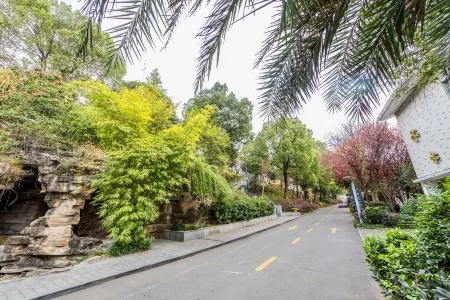 Banshan Hotel Отели рядом с достопримечательностью «Three Gorges Grand Waterfall»