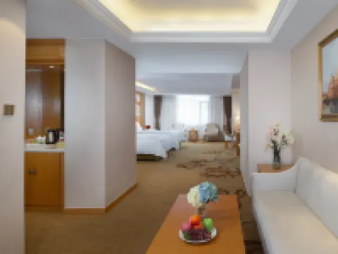 Vienna Hotel (Dunhua High-speed Railway Station) Hotels near Zhengjue Temple