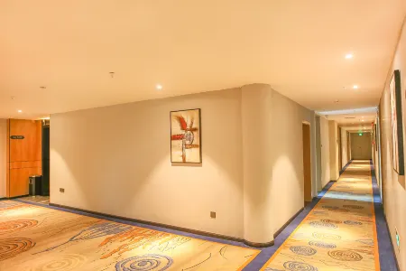 Yicheng Hotel (Maoming China First Beach) Отели рядом с достопримечательностью «Shuidong Bay»