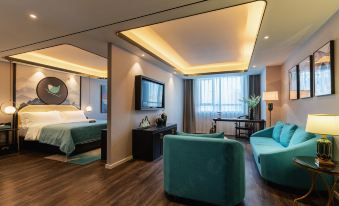 Xi'an Deluxe Hotel (Nanchang Bayi Square Qingshan Road Subway Station)