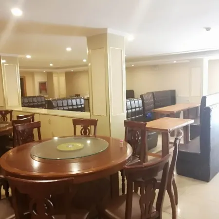 Vienna Hotel (Beijing Shijingshan Wanda Bajiao Amusement Park Metro Station Branch)