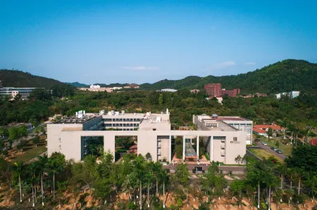 Zhuhai Jinghuayuan Hotel Отели рядом с достопримечательностью «Zhuhai Branch of Beijing Normal University Dormitory»