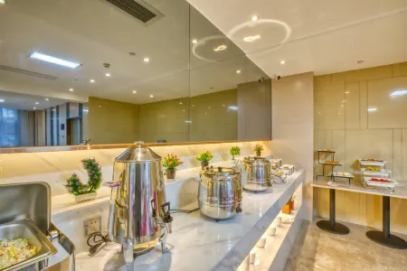 Lavande Hotel (Wulanhot Wuyi Square)