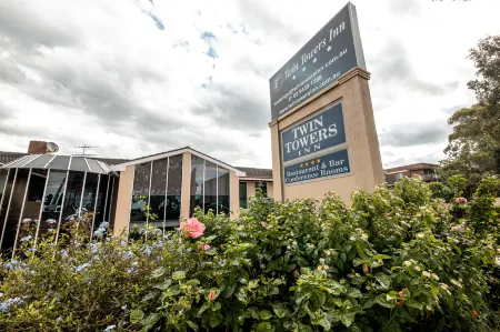 Twin Towers Inn Отели в г. Willoughby
