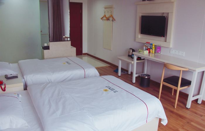 Yading Hotel (Yicheng Xiangsha Avenue)