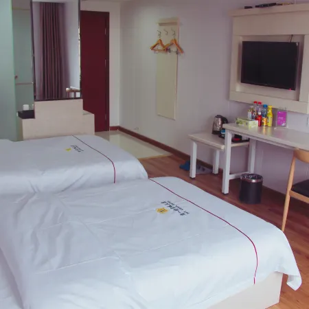 Yading Hotel (Yicheng Xiangsha Avenue)