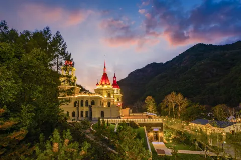 Man Valley Resort Town
