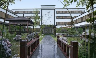 QiannaLvTu Hotel (Xinxiang University City)