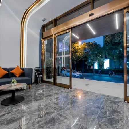 Yitel Collection (Shanghai Hongqiao Gubei Road, Yili Road Metro Station) Отели рядом с достопримечательностью «Чаннин»