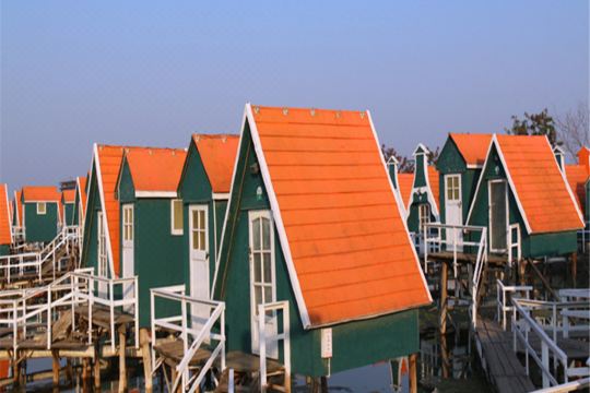 唐山市月坨岛荷兰风情水上木屋