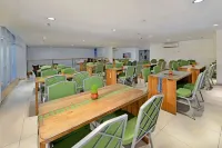 Whiz Hotel Pemuda Semarang - Aamiainen