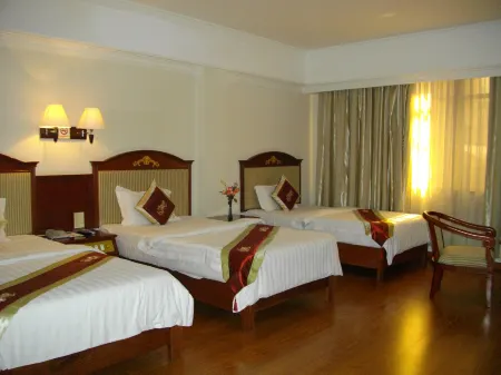 Lux Riverside Hotel & Apartment Отели рядом с достопримечательностью «Уот Ауналом Монастери»