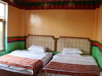 拉萨白雪家庭旅馆 - 藏式普通双床房(公共卫浴)