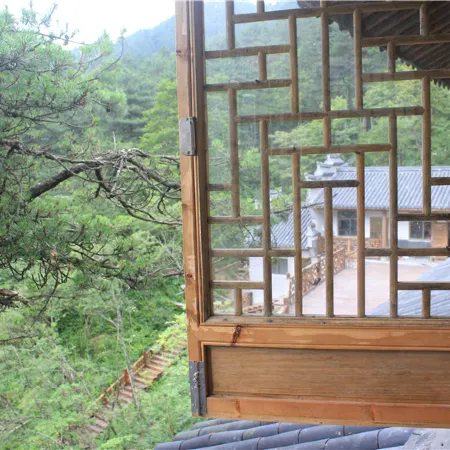 Wolongge Courtyard