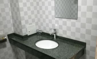 Mingzhu Hotel (Gasa Airport High Speed Railway Station)