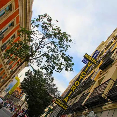 Hostal Victoria I Hotel dekat Stasiun Metro Sol