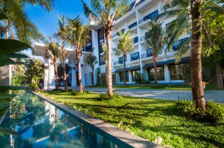 Lotus Blanc Hotel
