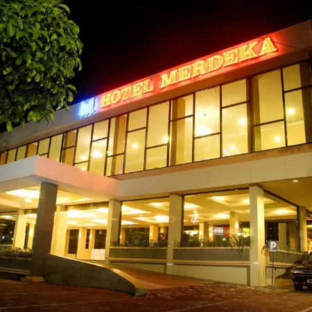 Hotel Merdeka Отели в г. Мадиун