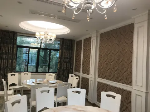 Tonglu Damu Mountain Farm Stay Отели рядом с достопримечательностью «Jiangnan Longmen Bay»