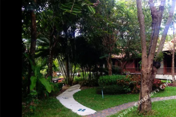 山甘烹湖景度假村