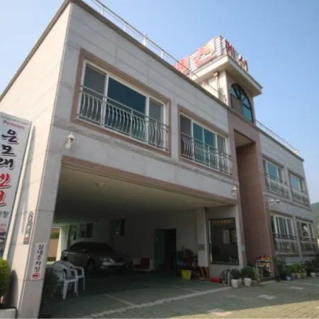 Namhae Enmorae Pension Отели рядом с достопримечательностью «Храм Пориам»