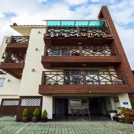 Geoje Island Harmony Pension Отели рядом с достопримечательностью «Скала Синсондэ»