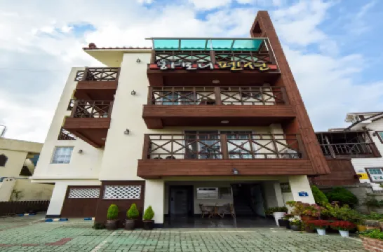 Geoje Island Harmony Pension โรงแรมใกล้หน้าผาซินซอนแด