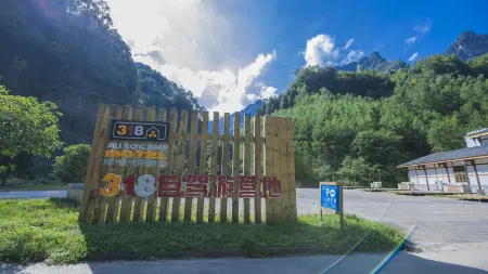 318 Auto Camp Motel Micangshan Отели рядом с достопримечательностью «Micaoshan National Nature Reserve»