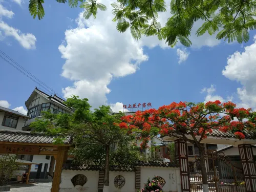 Pu'er Road Flower Inn