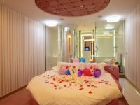 北京V-MAX威斯风尚主题酒店 - 豪华大床房
