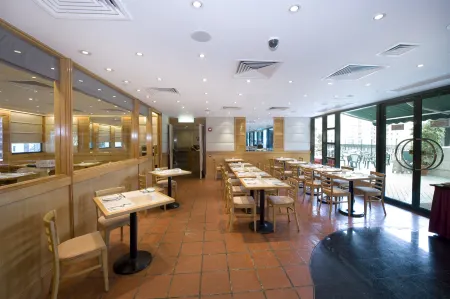 Bishop Lei International House Отели рядом с достопримечательностью «Липпо-центр»