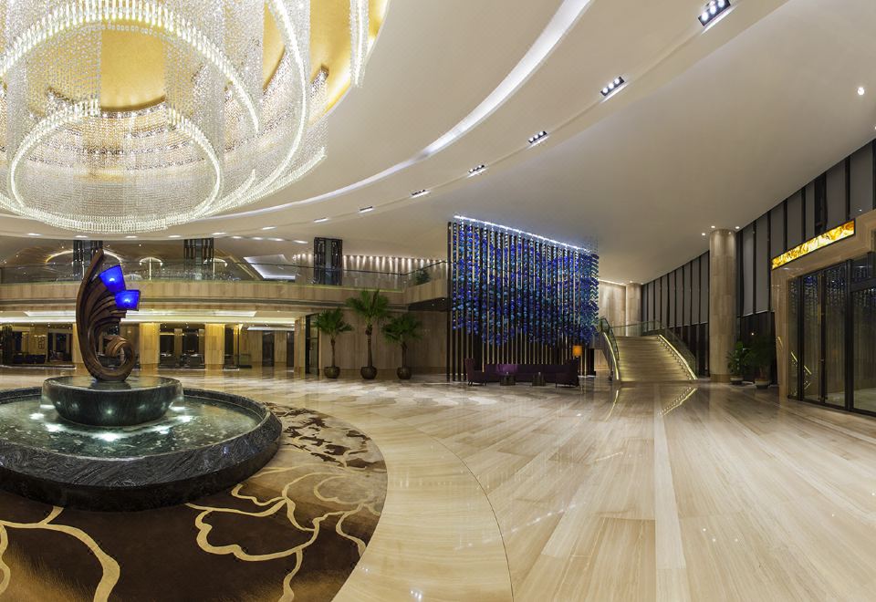 크라운 플라자 톈진 메이쟝난의 쾌적한 수영장 시설