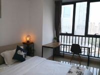 广州金色阳光国际公寓 - 北欧巨幕大床房