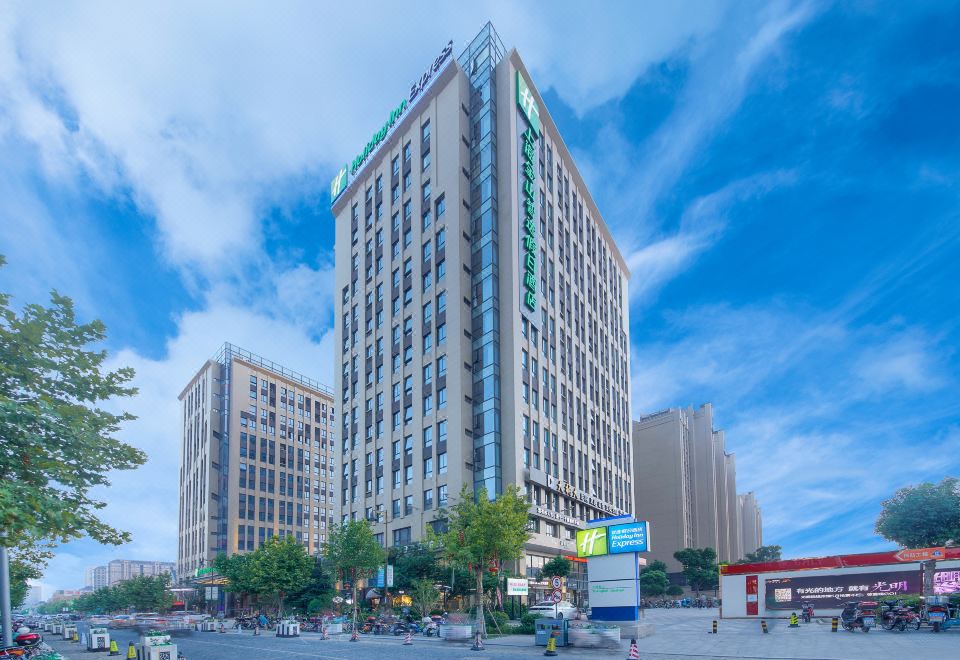 4. 홀리데이 인 익..