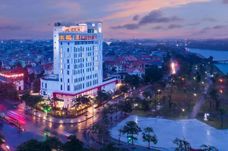 X2 Vibe Viet Tri Hotel Отели рядом с достопримечательностью «Hùng Vương Square»