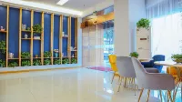 Colorful Holiday Hotel (Deqing Branch 4)