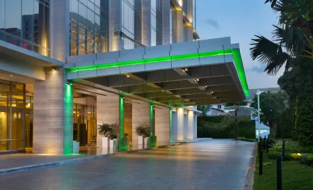 Holiday Inn & Suites Jakarta Gajah Mada Отели рядом с достопримечательностью «Toko Merah»