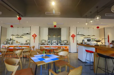 Jinshi Business Hotel (Wangfujing International Duty-Free Port) Отели рядом с достопримечательностью «Zhouzai Island»