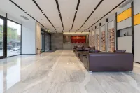 Lavande Hotel (Xinji Lucheng Commercial Plaza) - parking