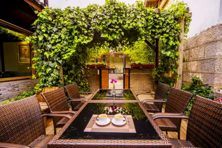 Yulong Sadhu Inn Отели рядом с достопримечательностью «Blue Moon Valley»