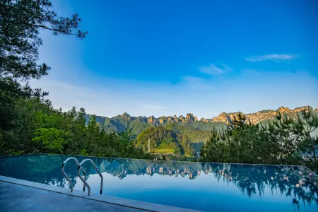 Forest homestay at sunrise Отели рядом с достопримечательностью «Laowuchang»