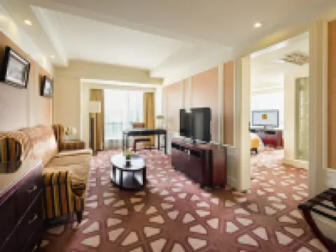 Paramount Gallery Hotel Hotels near Jingan Temple