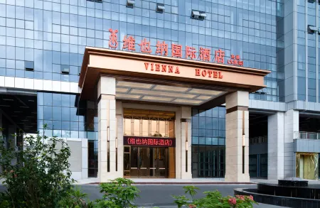Vienna International Hotel (Dongcheng Building, Lanzhu East Road, Pingshan, Shenzhen) Отели рядом с достопримечательностью «Yanziling Park»