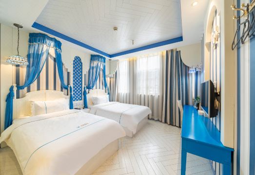 징라이 호텔 객실 창문으로 보이는 상하이 도심 뷰