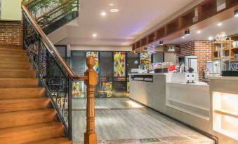 Huayi Hotel (Hankou Railway Station Changqing Road Branch)