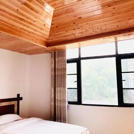 Cili Xiangweizhuang Inn