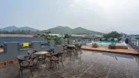 Floral Hotel · Xian Ju Chan Ting  hotel - مسبح على السطح
