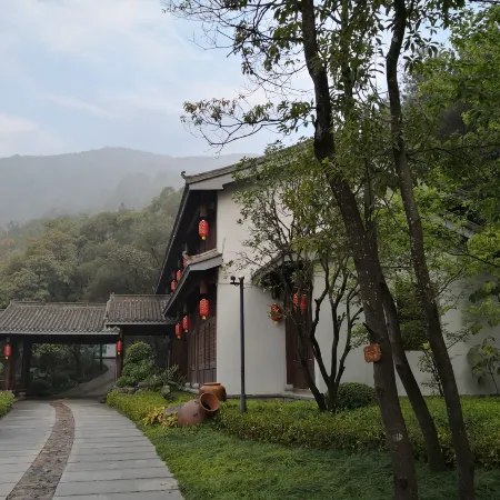 Julong Town Longgu Mountain House