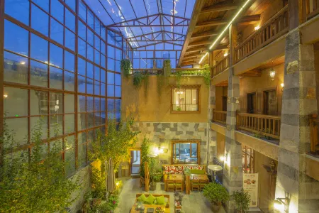 Shangri-La Zedanwangmu Cangbieyuan (Dukezong Ancient City Moonlight Square Branch) Отели рядом с достопримечательностью «Songzanlin Scenic Spot»