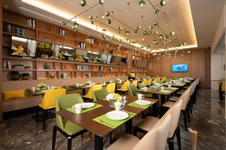 Hampton by Hilton Chengdu Longquan Отели рядом с достопримечательностью «Chengdu Aeronautic Vocational and Technical College»